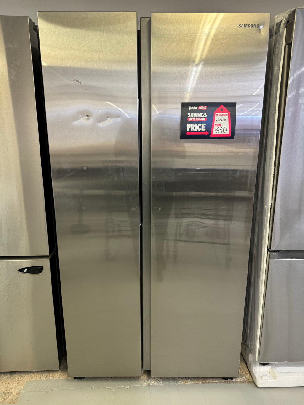 Samsung 28 cu. ft. Smart Side-by-Side Refrigerator in Stainless Steel (has dents)